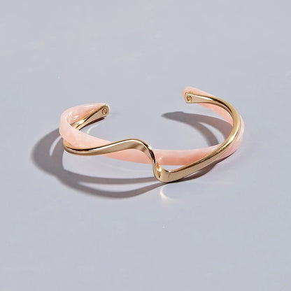 Bracelet Manchette Chic à Bords Ouvrants avec Motif Ondé
