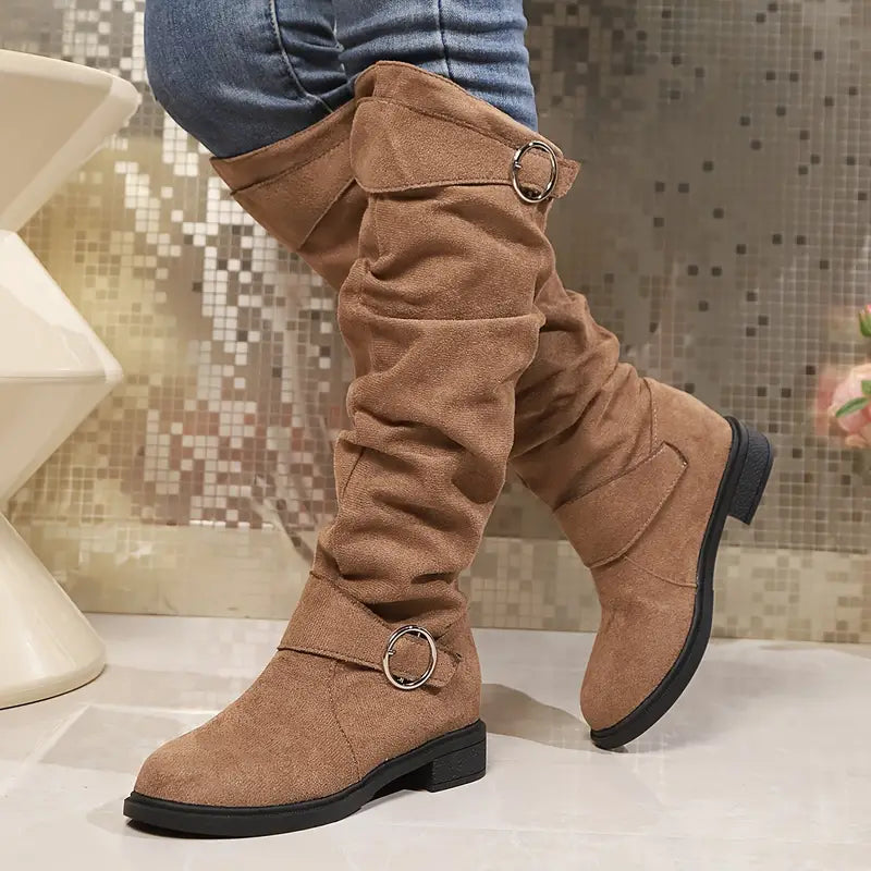 Bottes genou haut élégantes avec boucle et look détendu