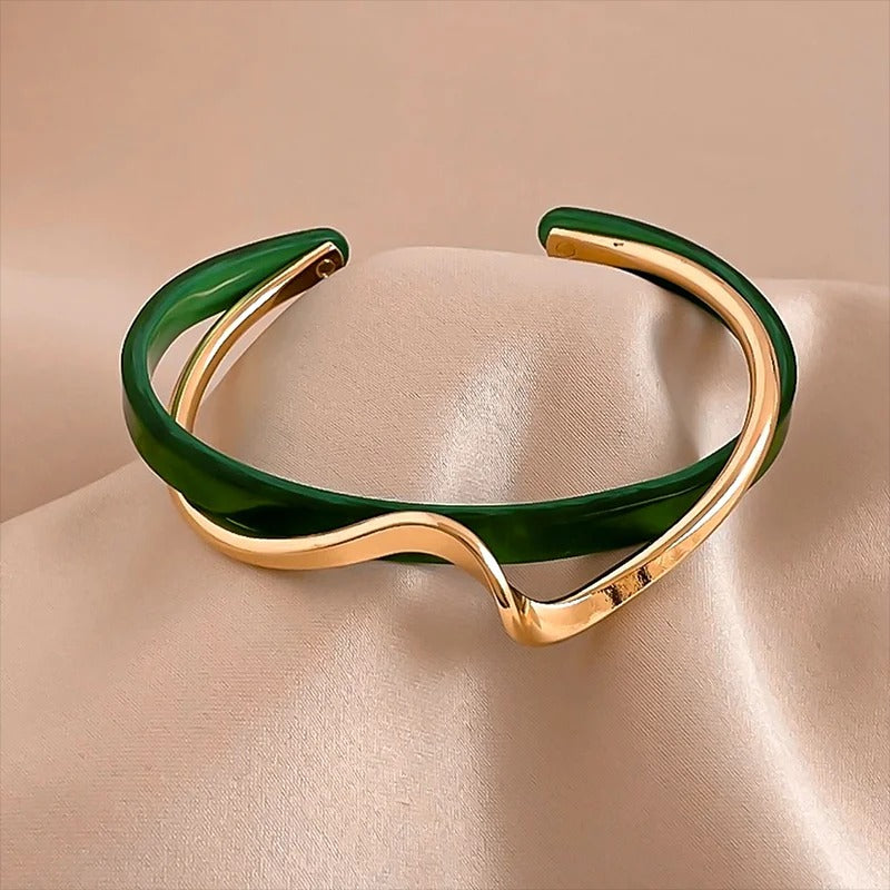 Bracelet Manchette Chic à Bords Ouvrants avec Motif Ondé