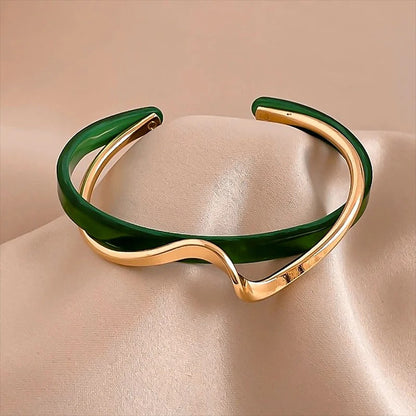 Bracelet Manchette Chic à Bords Ouvrants avec Motif Ondé