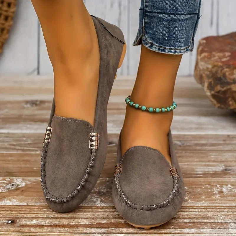 Mocassins femme noir luxe avec broches métalliques