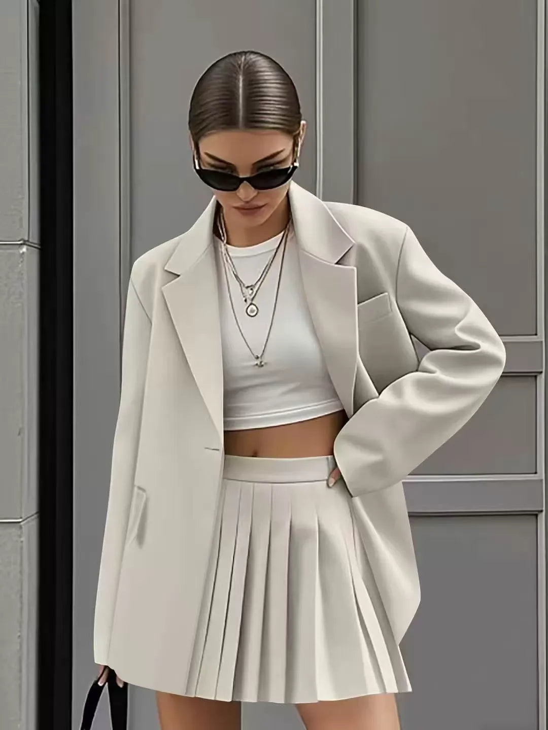 Costume Féminin Élégant avec Jupe Plissée pour Femmes - LuxeStyle