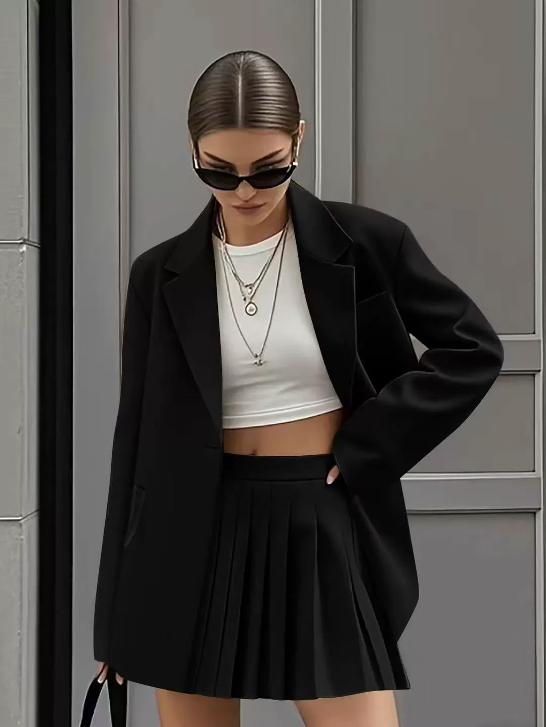 Costume Féminin Élégant avec Jupe Plissée pour Femmes