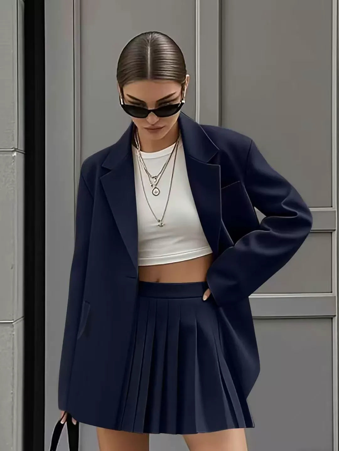 Costume Féminin Élégant avec Jupe Plissée pour Femmes