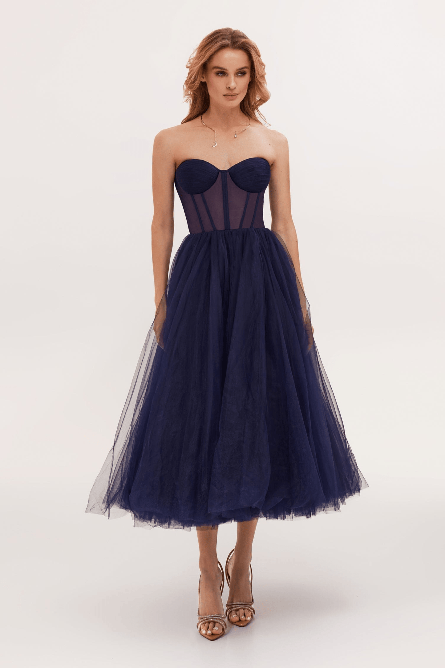 Robe cocktail noire décolletée femme