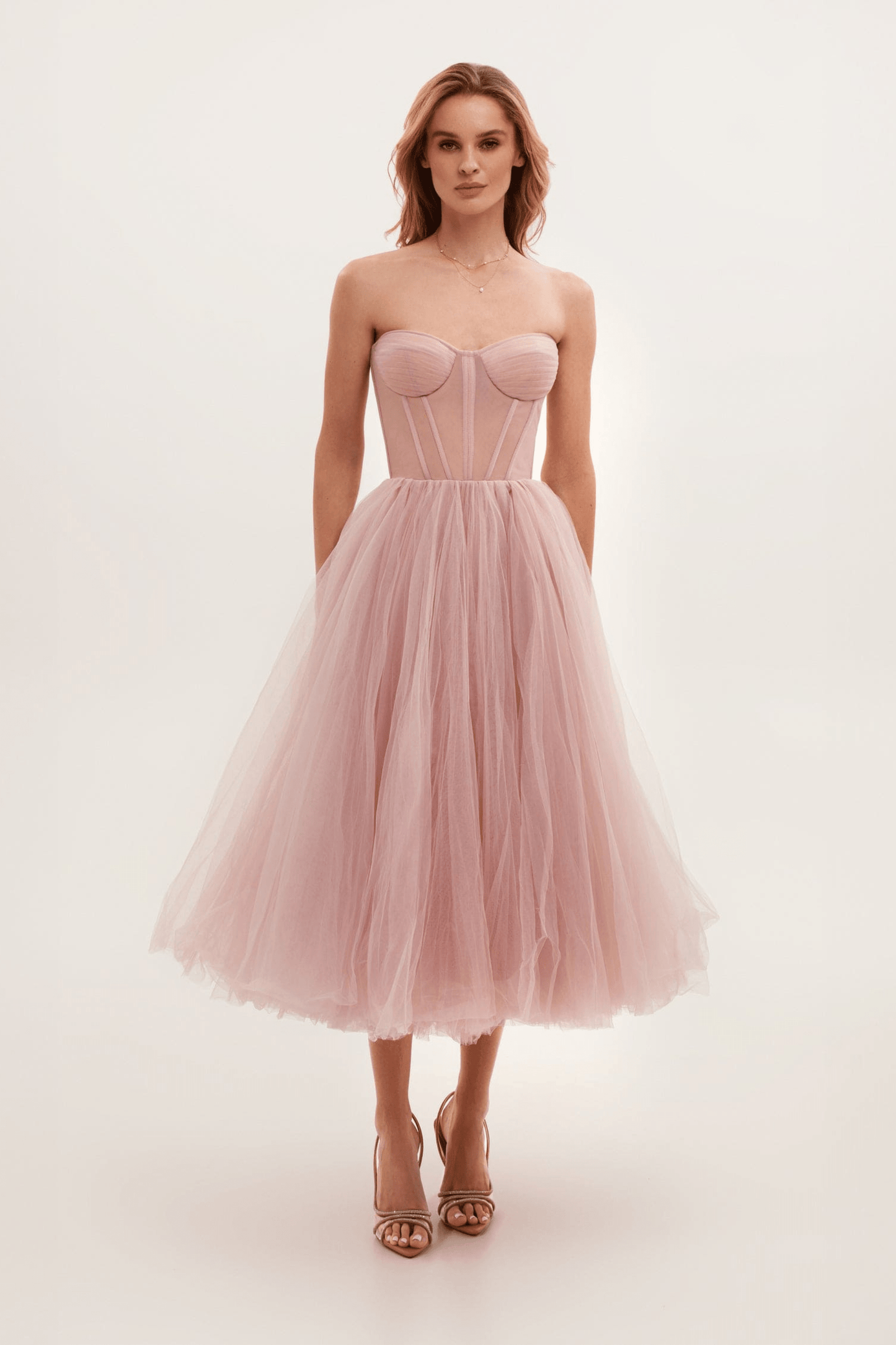 Robe cocktail noire décolletée femme