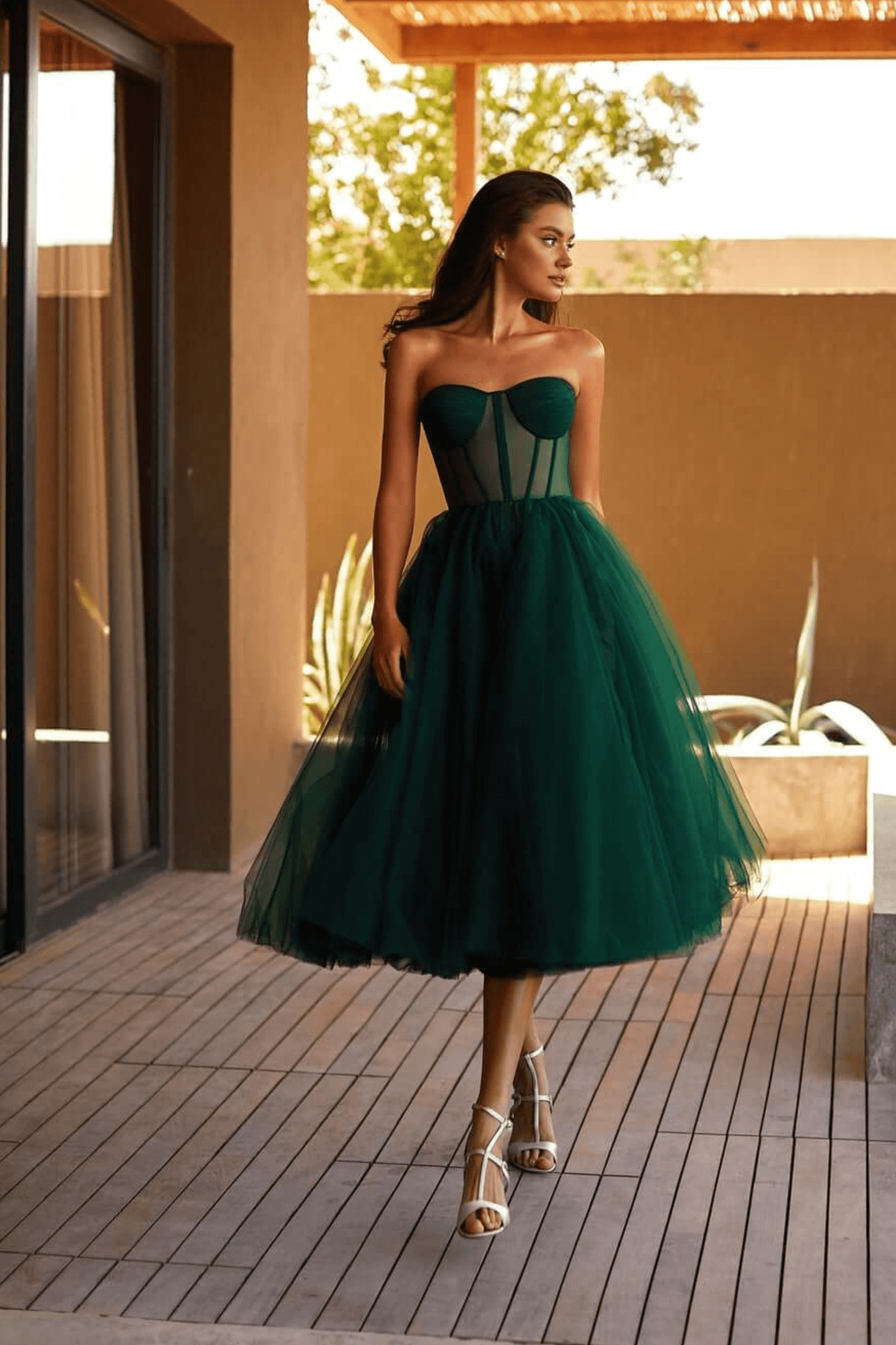 Robe cocktail noire décolletée femme