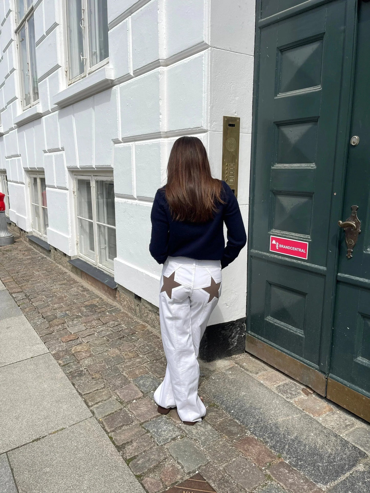 Pantalon femme large brodé de motifs colorés