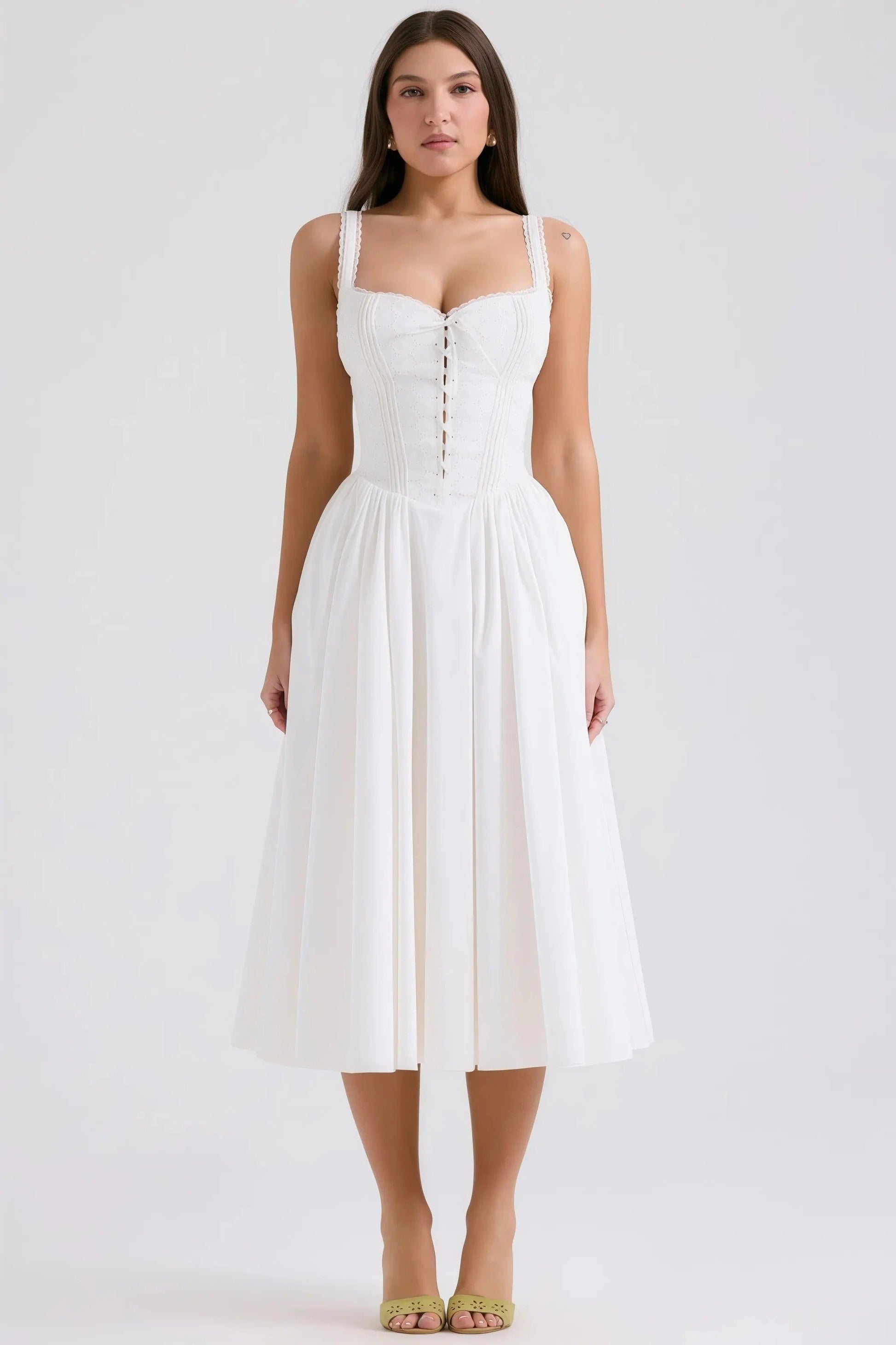 Robe Élégante Blanc Pur pour Femme avec Dentelle et Col Haut - LuxeStyle