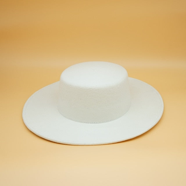 Chapeau Élégant Blanc avec Fleurs Féminines