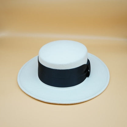 Chapeau Élégant Blanc avec Fleurs Féminines