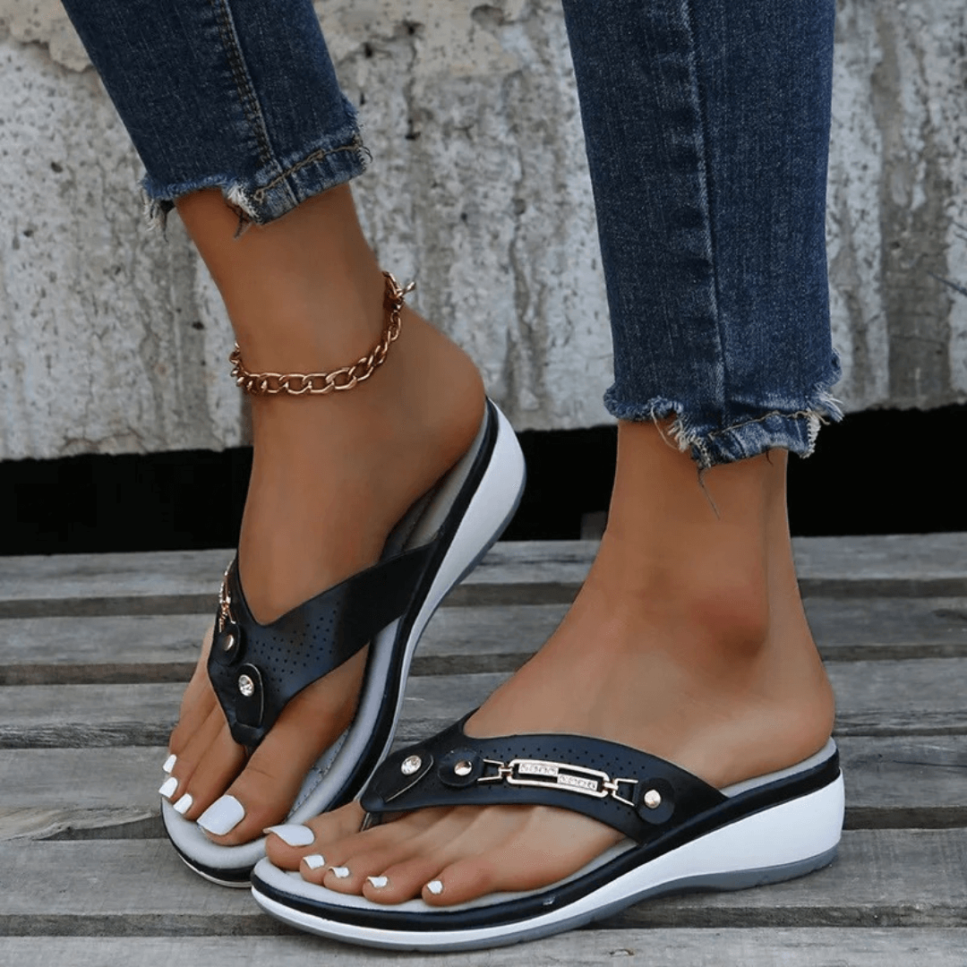 Tongs Femmes Été Chic avec Accents Or - LuxeStyle